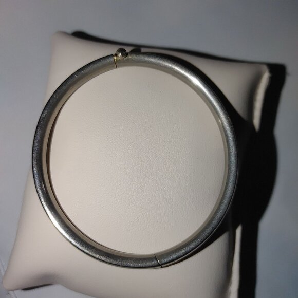 1950s White Silver Tone Bangle Bracelet Vintage Polished Brushed Hinged Clasp - Picture 4 of 12